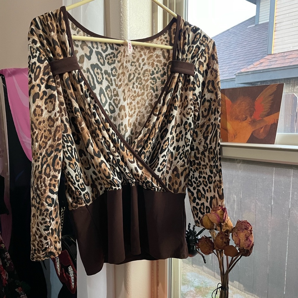 Y2K Tovia leopard print deep vneck top - Picture 7 of 16